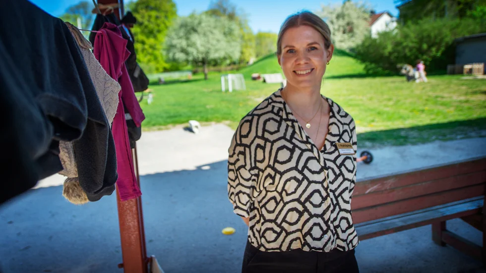 
Rektor Eleonor Dahlberg framför den stora bakgården. Under förskolans dag förvandlas den till arena för Bamseloppet, något som hela förskolan ser fram emot. 