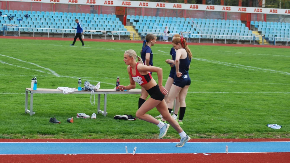 Nellie Garmland kom tvåa i längd, trots några oturliga övertramp.