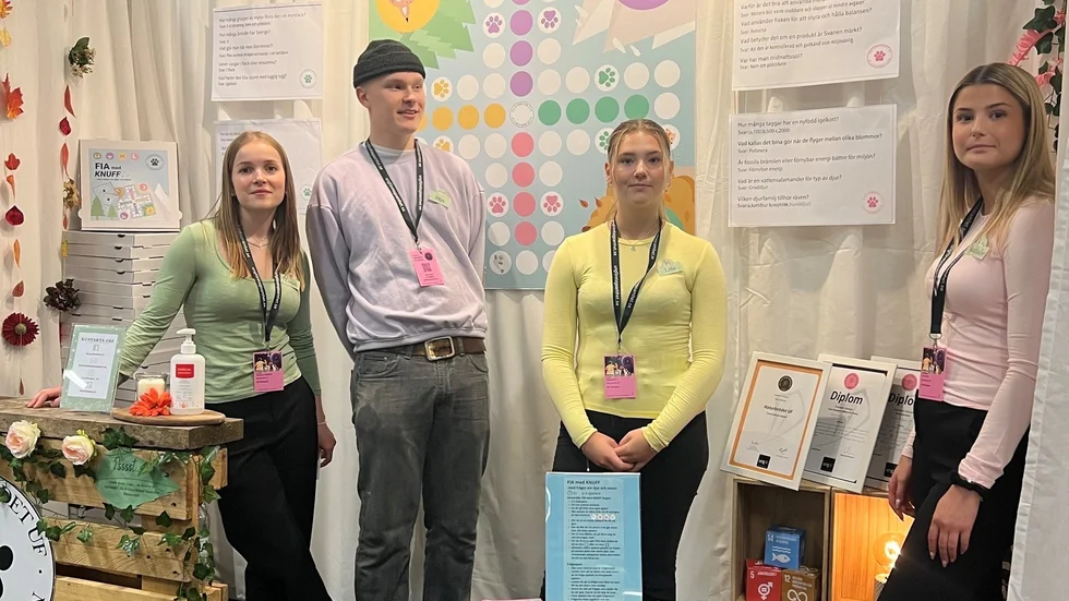 Torun Karlsson Alalahti, Max Backefalk, Nathalie Lindqvist och Lina Häggqvist i deras monter på Älvsjömässan.