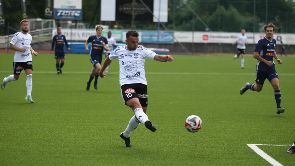 Valon Silka i Motala AIF spelar in. Matchen mot Kumla slutade 5-5.