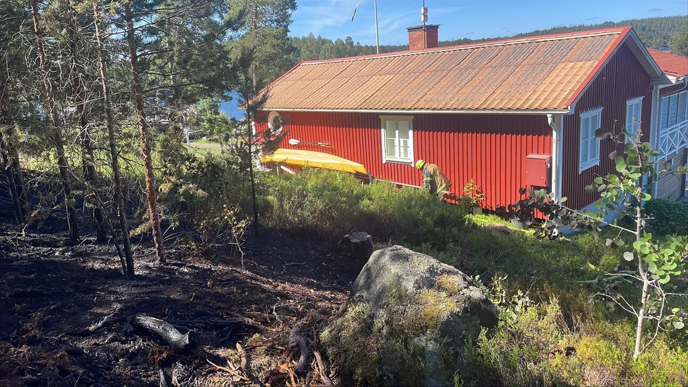 Nära, nära. Bara knappt en meter ifrån fastigheten fick man stopp på skogsbranden. 
