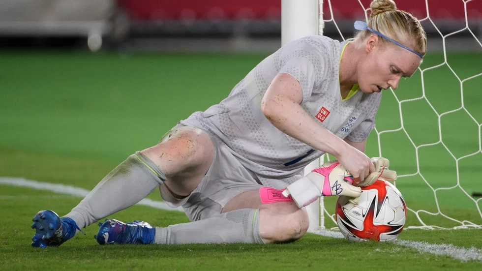 Hedvig Lindahl vid straffsparksläggningen under OS-finalen mot Kanada i Tokyo 2021. Arkivbild.