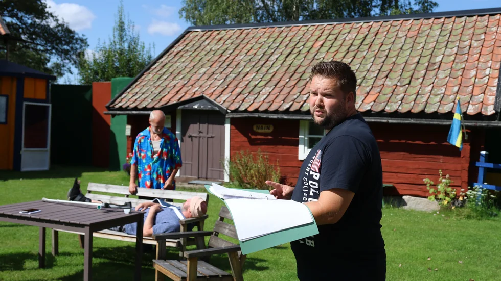 Jocke Gustavsson har hållit på med teater sedan han började gymnasiet. När han gick i ettan blev hans klass erbjuden att vara med i Gamla Linköping och spela i en pjäs. "Det var där det började, jag fick in en fot och så var jag med där alla år fram tills att de rev den teatern," säger Jocke. 