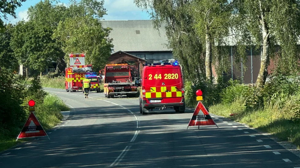 Räddningstjänsten är på plats på olycksplatsen.