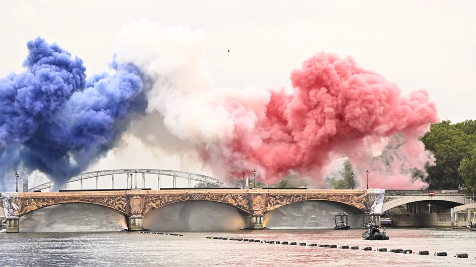 Rök i franska färger över Austerlitz-bron i Paris under OS-invigningen. Arkivbild.