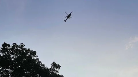 Flera polispatruller och en helikopter sökete efter den försvunna kvinnan.