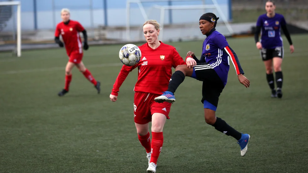 Mary Kinuthia till höger var iblandad i det mesta på tisdagskvällen.
