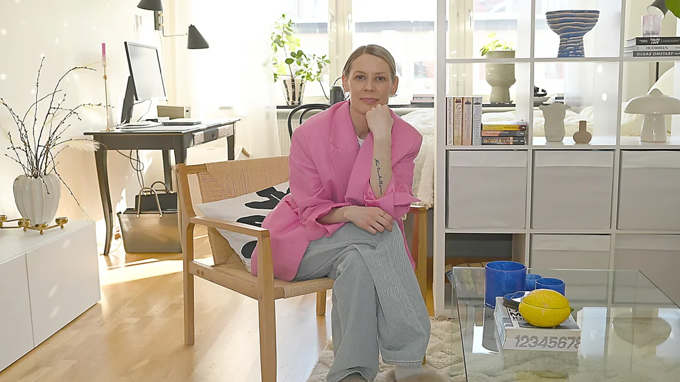 Det generösa vardagsrummet har delats av till ett sovrum, bakom bokhyllan som är en rumsavskiljare.
