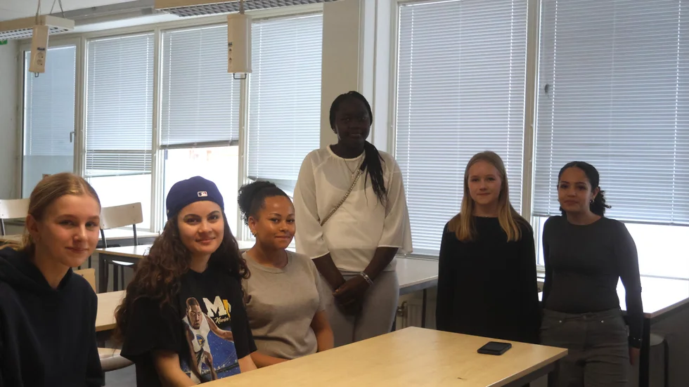 Eleverna Selma Ånöstam, Maelle Gaines, Zhera Åström, Nyaboum Kaitudel, Nelly Hellström och Busra Karakus har startat en namninsamling för att behålla Gränbyskolan idrottsinriktningar.