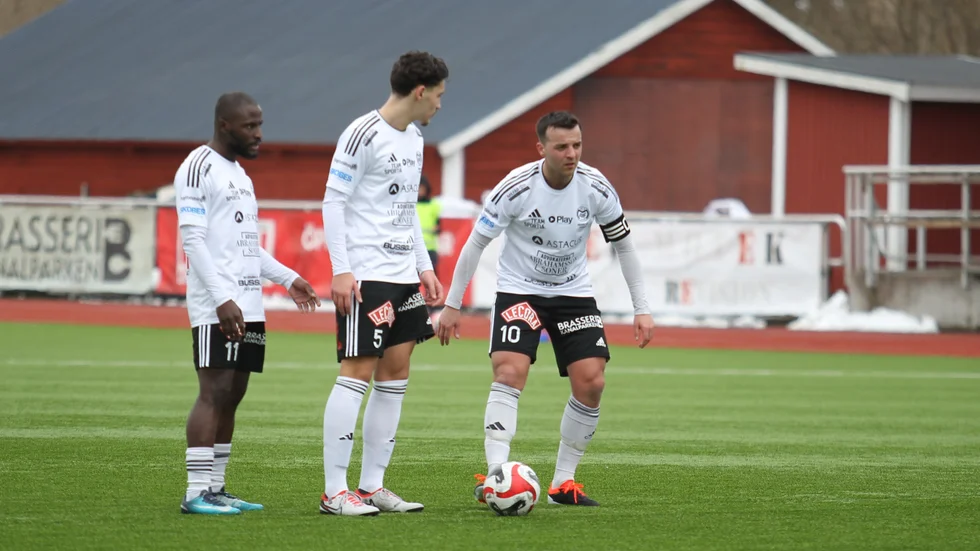 Motala AIF, här Abdul Aziz, Donart Lubishtani och Valon Silka, spelade på tisdagen borta mot Dagsberg i Östgötacupen. Det blev förlust efter straffläggning.
