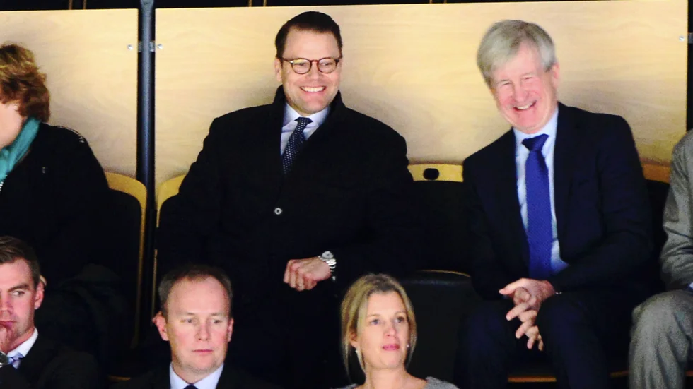 Prins Daniel och industrimannen Carl Bennet såg SHL-matchen mellan Skellefteå AIK och Färjestad BK i Skellefteå Kraft Arena år 2016.