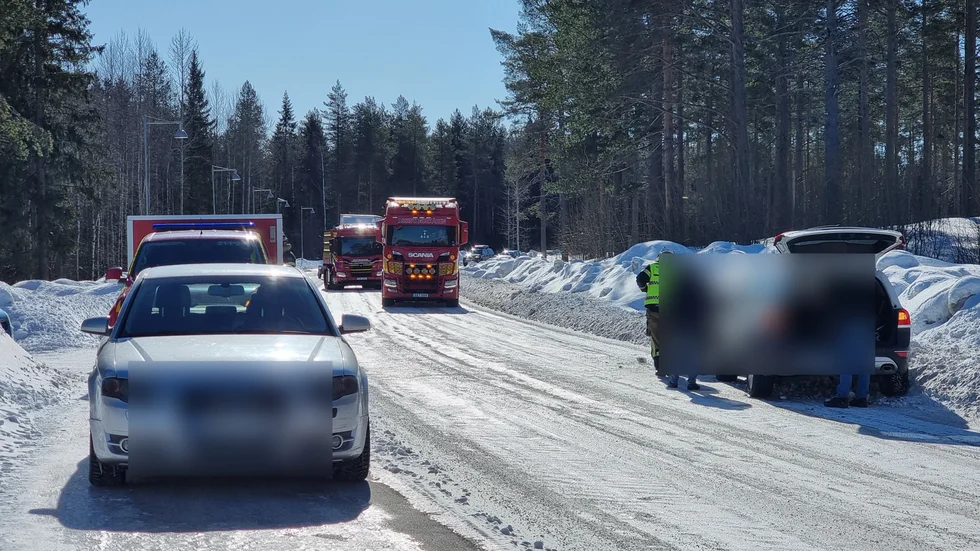 På torsdagen inträffade en trafikolycka mellan två personbilar på Lulevägen i Luleå.