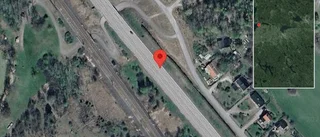 Personbil stillastående på väg 50 - ett körfält blockerat
