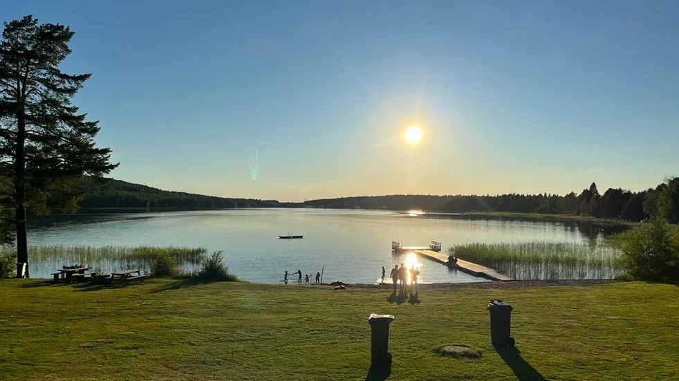 Räddningstjänsten ryckte ut till Falkträskbadet den 13 juli. En man fördes till sjukhus med livshotande skador. Under onsdagskvällen meddelade Region Västerbotten att mannen fortfarande vårdas på sjukhus.