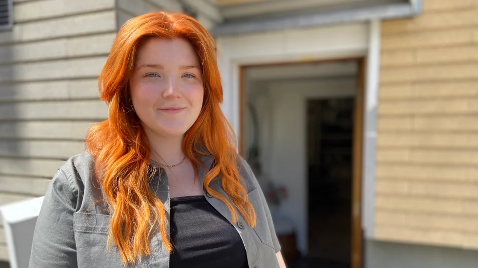 Tove Fogelberg, 21, har alltid vetat att hon vill bli frisör. Idag arbetar hon sida vid sida med den frisör hon själv gått till under hela uppväxten. 