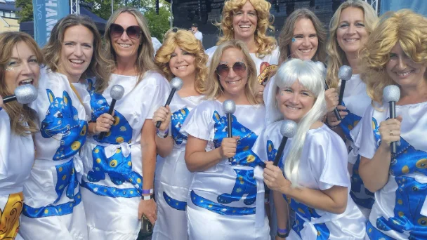 Agnetorna paddlade för glatta livet under Drakbåtsfestivalen 2024.