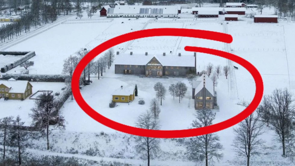 Jaktcentret är den stora byggnaden mitt i bilden. Till höger det mindre fritidshuset. 