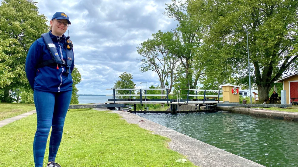 Lina Franssons dag startar med en morgonrutin, där hon noggrant går igenom allt som behöver göras för att slussarna ska vara redo för dagens gäster.