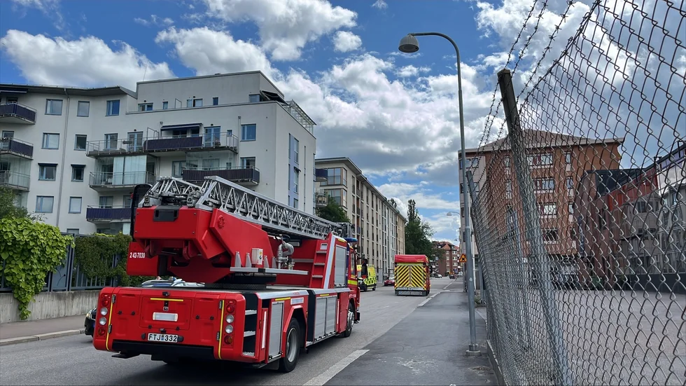Räddningstjänsten har fått ett brandtillbud från en spis i ett flerfamiljshus.