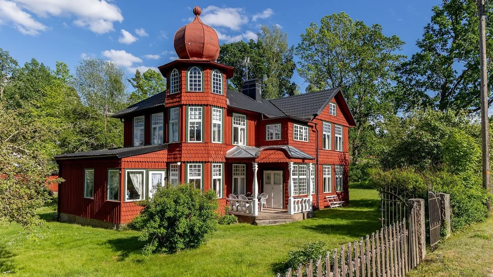 Husets arkitektur är inspirerad av rysk imperialistisk stil.