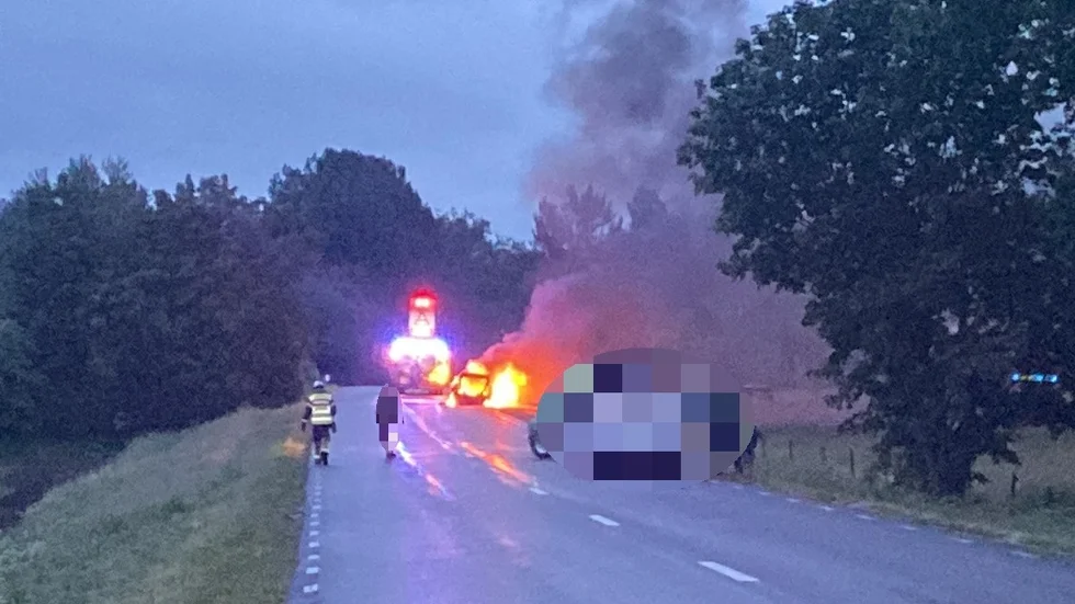 En A-traktor brinner med öppna lågor.