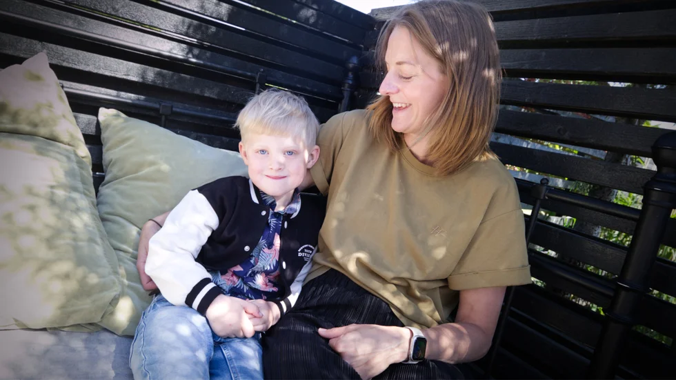 Sexårige Beppe Lindahl diagnosticerades 2021 med epilepsi, men hans första anfall kom redan året innan. "Vi hittade honom medvetslös i hans rum", berättar mamma Jannica.