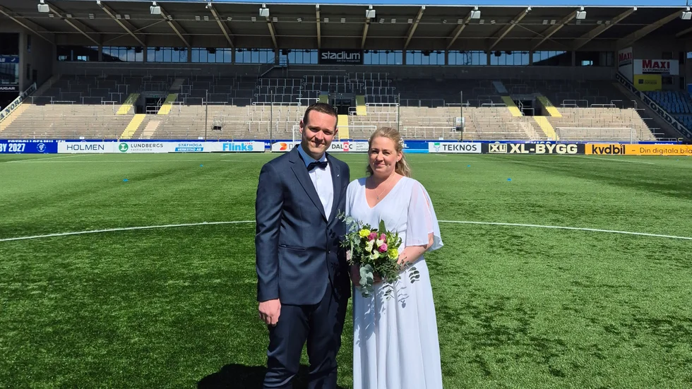 Nicklas Larsson och Louise Axén Larssons valde att ta bröllopsbilden på Platinumcars arena.