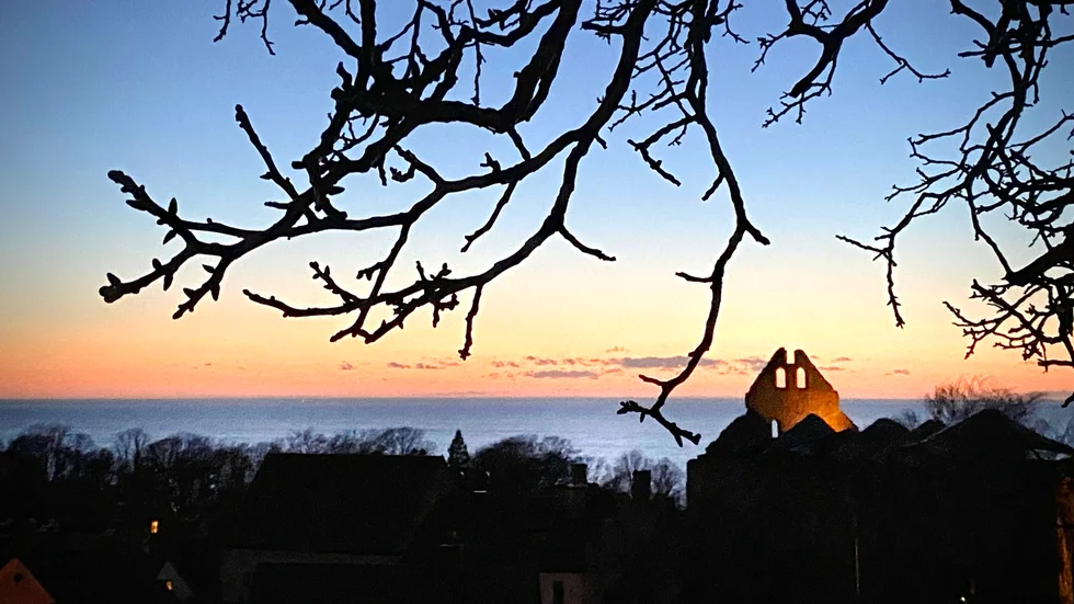 Solnegång över Visby innerstads ruiner, en av världens vackraste utsikter menar reportern.