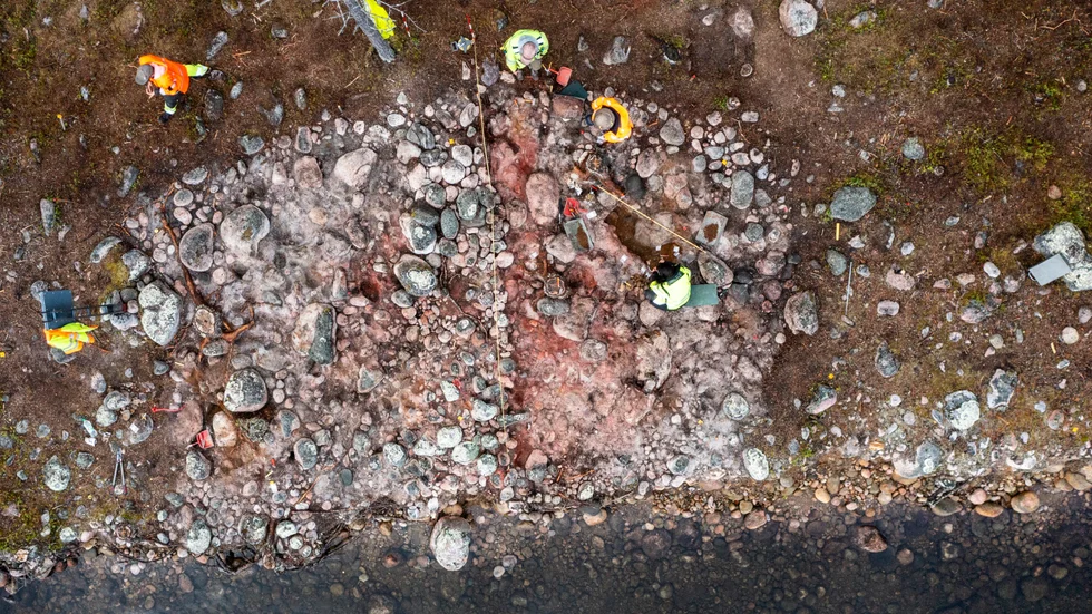 För två år sedan startade undersökningen av  rödockragraven utanför Ligga kraftstation. I sommar kommer graven att öppnas. "Det känns spännande eftersom vi inte vet vad vi kommer att finna. Är det spår av en gravlagd individ eller flera?", undrar arkeologen Frida Palmbo.   