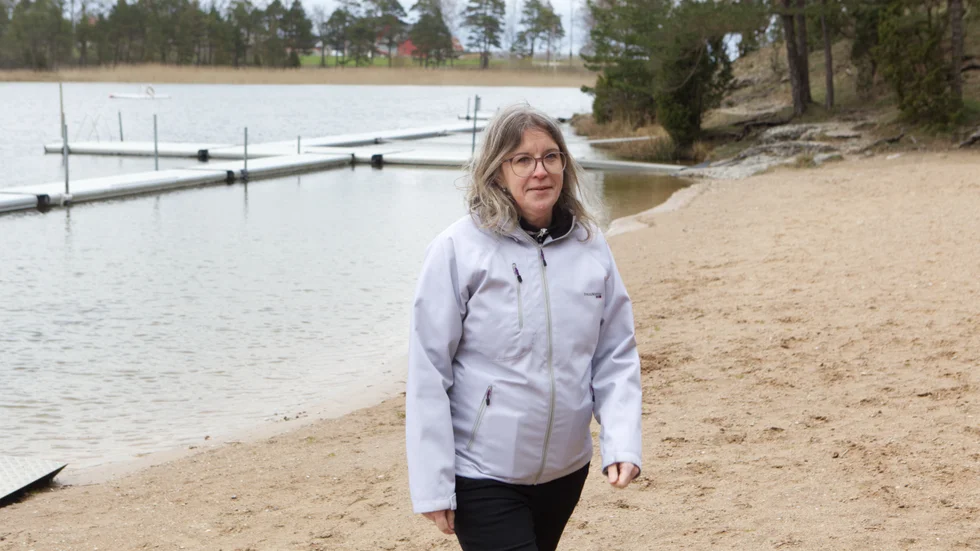 Maria Berglund, som ibland kallas Mia, vid den badplats som blev en språngbräda för hennes engagemang.