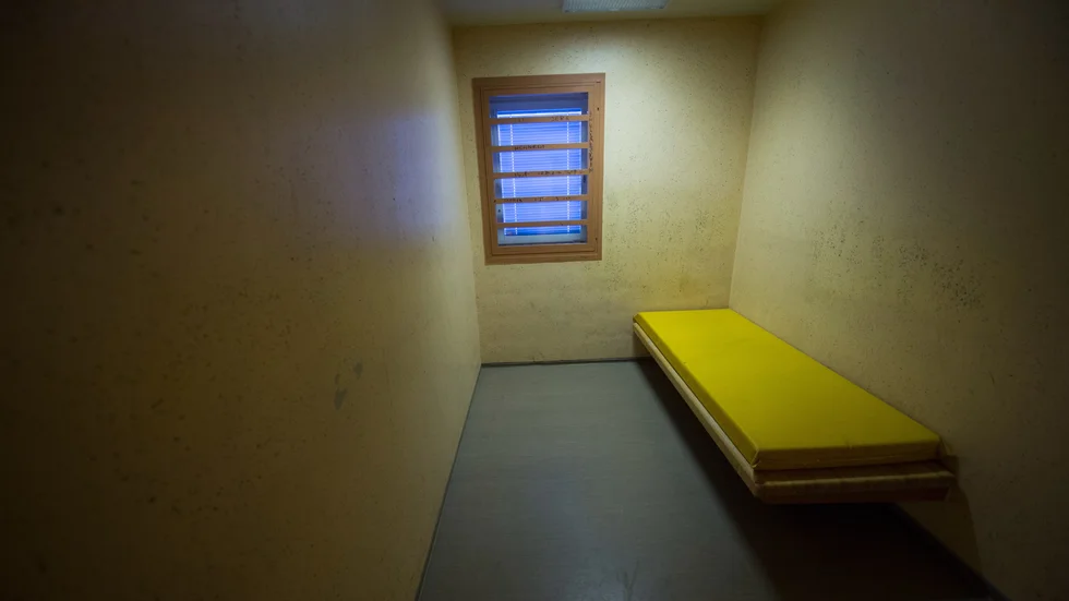 När mannen fördes från arresten i Enköping till den i Uppsala ska han ha skrikit ut hot mot poliserna i polisbilen. 
