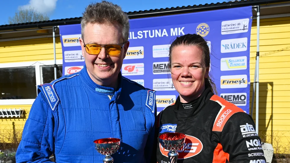 Eskilstuna MK:s svenska mästare från 2009 Robert Eriksson med Jonna Olson som bisittare vann den trimmade tvåhjulsdrivna klassen i sin Renault Clio R3.