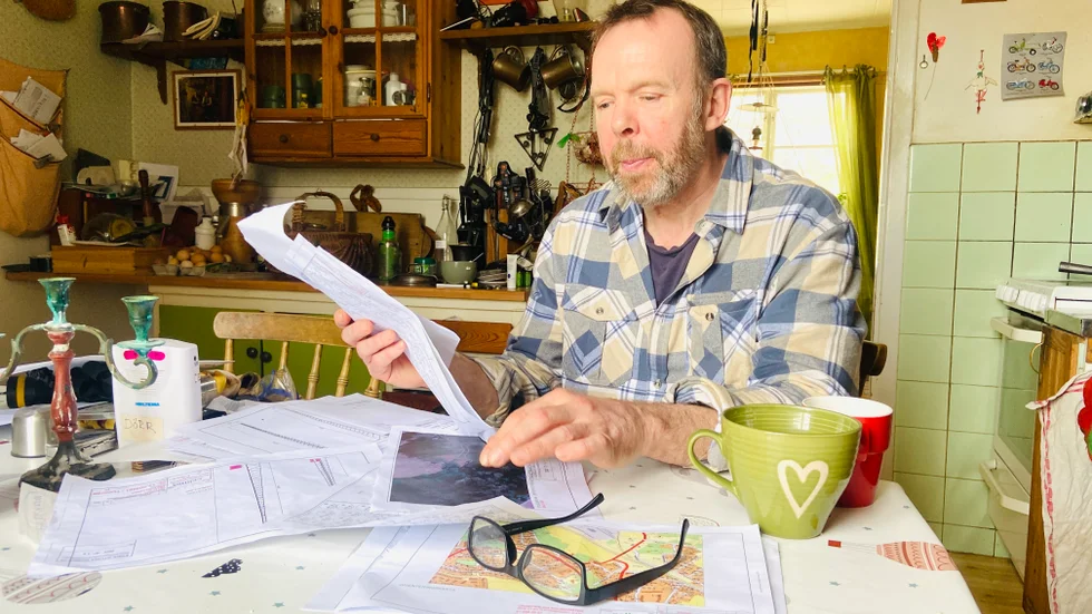 Torbjörn Dahl har arrenderat den kommunala marken intill sin bostad i Hällbybrunn i snart 30 år. Nu har kommunen bestämt sig för att hans fårflock och samhällsviktig funktion såsom en mobilmast gott kan samsas om Tobbes ömt vårdade hage.
