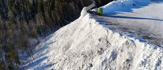 Varför tippas skitig gatusnö på kajen?