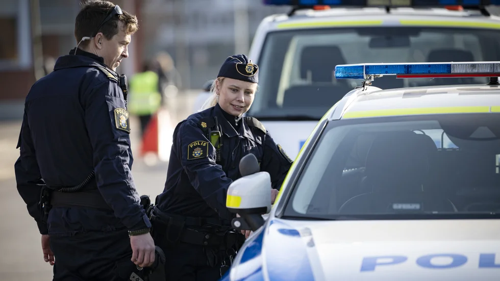 Amanda Jansson som polisen Sara, och Oscar Töringe som kollegan Magnus i "Tunna blå linjen".