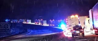 TV: Köer efter att lastbilen tappat sin last