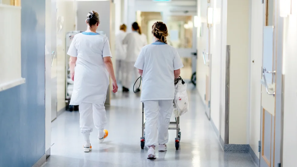 I dag med facit i hand vet vi att den långsamma nedtrappningen av hyrpersonal som M, KD, L och SD beslutade om 2023 var precis så otillräcklig som vi sa. Det är inte alltid roligt att ha rätt, skriver debattörerna.