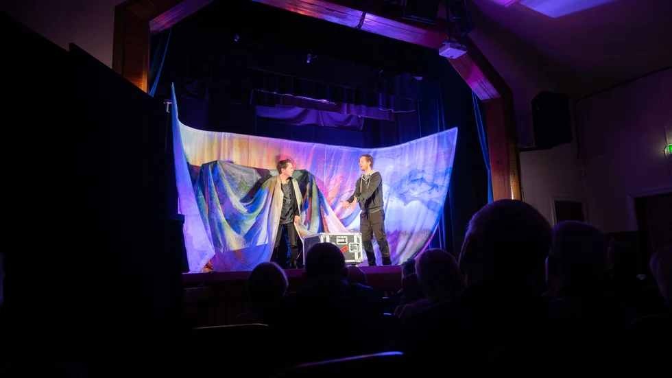 Erik Kaa Hedberg och Tobias Aspelin i pjäsen "Stenar i fickan" på premiären i Bjurå folkets hus.