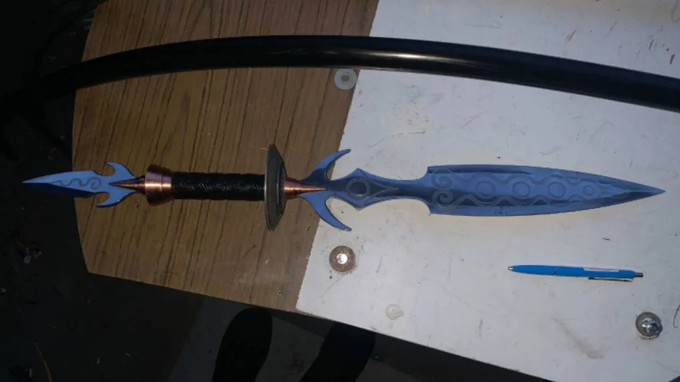 En av knivarna som polisen hittade i mannens bostad under husrannsakan.