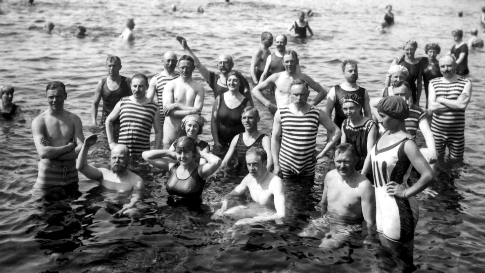 
Badare i Mölle, bilden är förmodligen tagen någon gång i början på 1900-talet. Om män och kvinnor kunde bada ihop då, borde det kunna gå i dag.