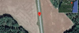 Träd över vägen skapar problem i trafiken