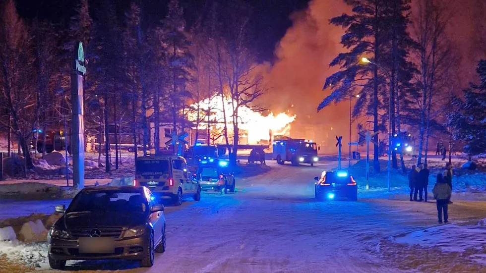 Enligt räddningstjänstens ledningsoperatör arbetar man med att försöka minska spridningsrisken.