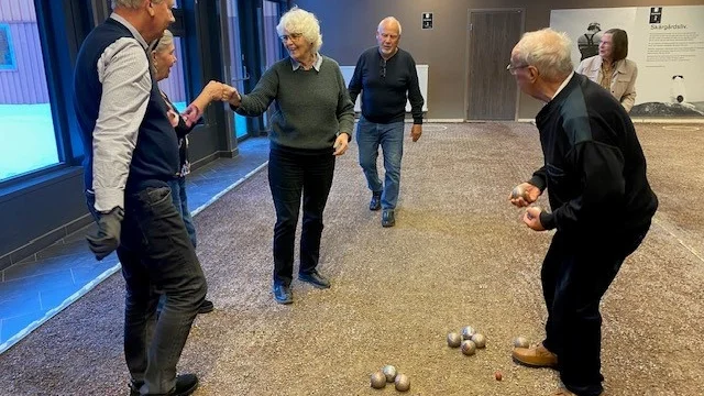 Äldre NSK: Tack för lektionen säger Christina till Birgitta, Ola tv, Bubben alltid i centrum, Anders Gilbert och bakom skymtar bouledrottningen Eva Bobrovska. 