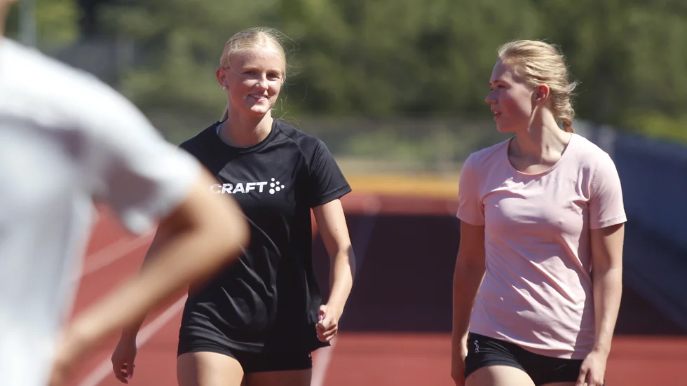 Wilda Runeborg och klubbkompisen Moa Gustafsson under en träning med friidrottsföreningen Råby-Rekarne. Inom kort väntar UEM i Slovakien för den 17-åriga mångkamparen.