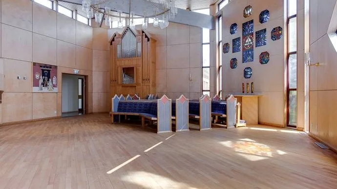 En avskedstjänst hölls i Sankt Nikolais kapell så sent som i februari i år. Nu ligger huset ute till försäljning. Hittills har byggnaden genererat cirka 2 700 besök på Hemnet. 