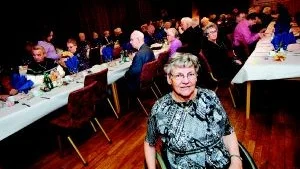 Firar med tårta och supé. Birgit Hansson, ordförande för De Handikappades Riksförbund i Västervik, ska snart välkomna gästerna till 50-årsjubileet.Foto: Elin Lundholm