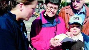 Inte skrockfulla. Inge och Laila Olsson och barnbarnet Johannes blev informerade av brandmannen Elinår Gullström om olyckor i hemmet. De tror inte på skrocket om fredagen den 13. - Vi vann till och med på lotten vi köpte!Foto: Ann-Marie Eigert