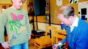 Fick autograf. Robin Bengtsson i Lofta skola några av sina böcker signerade av deckarförfattare Mårten Sandén.