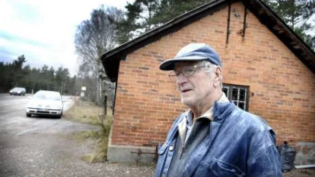 Gösta Nilsson har E22 som granne. Trafiken dånar förbi och han önskar sig bullerdämpande åtgärder. Så blir det inte eftersom hans smedja inte är en bostad.  Foto: Anders Liljegren