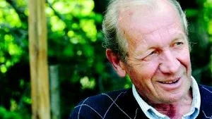 Småpyssla. Lajos Jenei trivs ute i naturen. När grannarna kommer förbi brukar de fråga honom om han alltid jobbar. - Då brukar jag säga att vila, det kan jag göra i graven.  Men ibland sitter han bara på en stol och dricker kaffe och äter matsäck. Då kan det hända att ett rådjur kommer förbi. Foto: Elin Lundholm